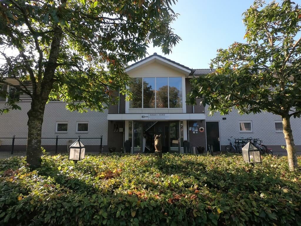 Het gebouw van Human & Horse Academy aan de Harskamperweg in Kootwijkerbroek