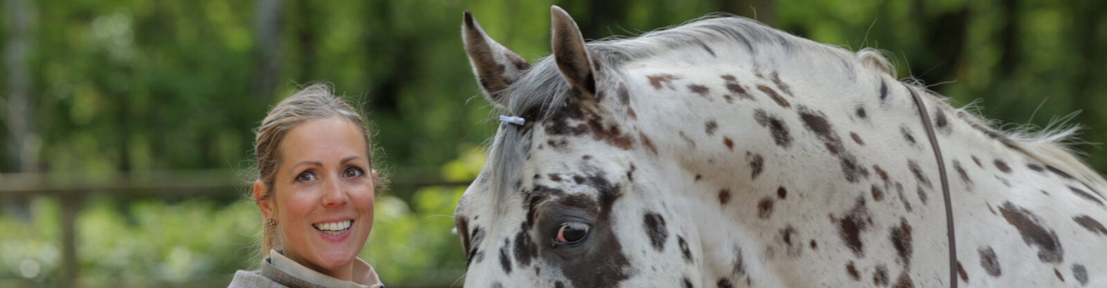 Liberty grondwerk met een paard in de buitenbak van de Academy